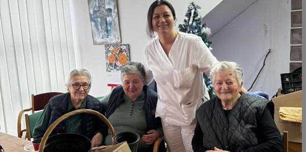 Korisnici Doma u sklopu radne terapije posijali su božićnu pšenicu za sve korisnike Doma.