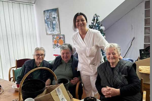 Korisnici Doma u sklopu radne terapije posijali su božićnu pšenicu za sve korisnike Doma.