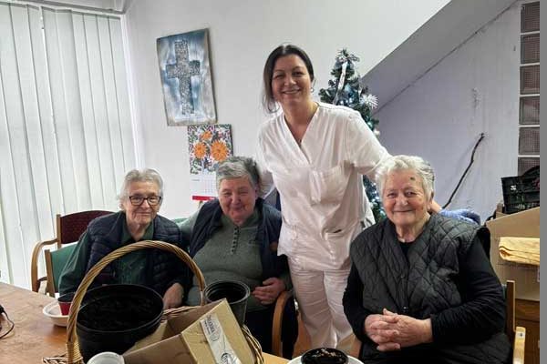 Korisnici Doma u sklopu radne terapije posijali su božićnu pšenicu za sve korisnike Doma.