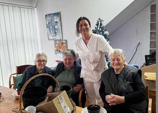 Korisnici Doma u sklopu radne terapije posijali su božićnu pšenicu za sve korisnike Doma.