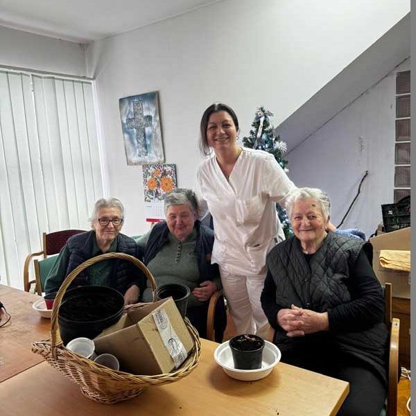 Korisnici Doma u sklopu radne terapije posijali su božićnu pšenicu za sve korisnike Doma.