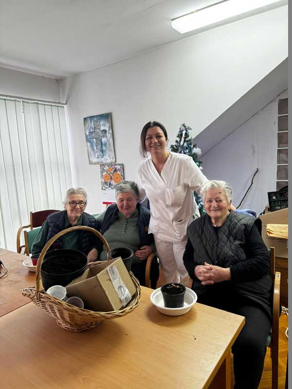 Korisnici Doma u sklopu radne terapije posijali su božićnu pšenicu za sve korisnike Doma.