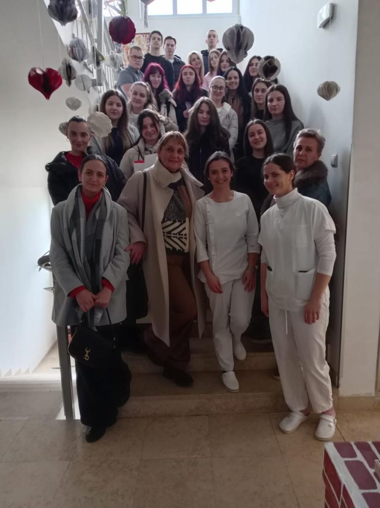 Dana 22. prosinca 2025.g. u posjet korisnicima Doma za starije i osobe Ličko – senjske županije u Gospiću došli su su učenici 3m i 5m razreda Strukovne škole Gospić – medicinski smjer, zajedno sa svojim stručnim nastavnicama. Tom prilikom darovali su korisnike božićnim čestitkama, slatkišima, sokovima i voćem. Čestitke su učenici sami izradili. Zajedno sa korisnicima pjevali su božićne pjesme te im uljepšali predblagdansko vrijeme u Domu. Posjet je protekao u ugodnom druženju i radosti korisnika i učenika. Učenike i nastavnike pozdravio je i zahvalio im sanacijski upravitelj Darko Banić, upoznao ih sa radom Doma, te izradio nadu da će netko od njih u budućnosti raditi u Domu. Ovim putem, zahvaljujemo se učenicima i nastavnicama Strukovne škole Gospić na posjeti, suradnji te pažnji prema korisnicima Doma. [video width="848" height="480" mp4="https://dom-lickosenjska.hr/wp-content/uploads/2025/12/1000032883.mp4"][/video] [ngg src="galleries" ids="71" display="basic_thumbnail" thumbnail_crop="0"]