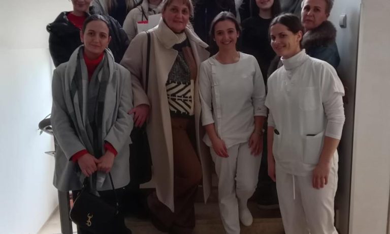 Dana 22. prosinca 2025.g. u posjet korisnicima Doma za starije i osobe Ličko – senjske županije u Gospiću došli su su učenici 3m i 5m razreda Strukovne škole Gospić – medicinski smjer, zajedno sa svojim stručnim nastavnicama. Tom prilikom darovali su korisnike božićnim čestitkama, slatkišima, sokovima i voćem. Čestitke su učenici sami izradili. Zajedno sa korisnicima pjevali su božićne pjesme te im uljepšali predblagdansko vrijeme u Domu. Posjet je protekao u ugodnom druženju i radosti korisnika i učenika. Učenike i nastavnike pozdravio je i zahvalio im sanacijski upravitelj Darko Banić, upoznao ih sa radom Doma, te izradio nadu da će netko od njih u budućnosti raditi u Domu. Ovim putem, zahvaljujemo se učenicima i nastavnicama Strukovne škole Gospić na posjeti, suradnji te pažnji prema korisnicima Doma. [video width="848" height="480" mp4="https://dom-lickosenjska.hr/wp-content/uploads/2025/12/1000032883.mp4"][/video] [ngg src="galleries" ids="71" display="basic_thumbnail" thumbnail_crop="0"]