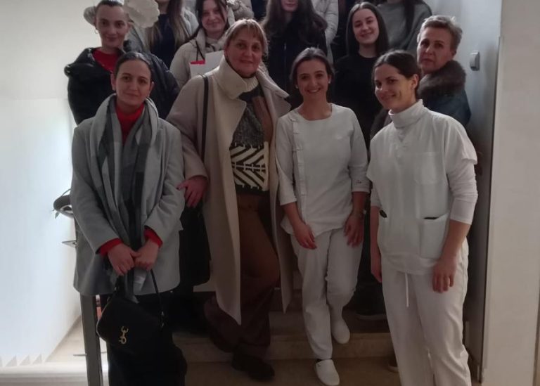 Dana 22. prosinca 2025.g. u posjet korisnicima Doma za starije i osobe Ličko – senjske županije u Gospiću došli su su učenici 3m i 5m razreda Strukovne škole Gospić – medicinski smjer, zajedno sa svojim stručnim nastavnicama. Tom prilikom darovali su korisnike božićnim čestitkama, slatkišima, sokovima i voćem. Čestitke su učenici sami izradili. Zajedno sa korisnicima pjevali su božićne pjesme te im uljepšali predblagdansko vrijeme u Domu. Posjet je protekao u ugodnom druženju i radosti korisnika i učenika. Učenike i nastavnike pozdravio je i zahvalio im sanacijski upravitelj Darko Banić, upoznao ih sa radom Doma, te izradio nadu da će netko od njih u budućnosti raditi u Domu. Ovim putem, zahvaljujemo se učenicima i nastavnicama Strukovne škole Gospić na posjeti, suradnji te pažnji prema korisnicima Doma. [video width="848" height="480" mp4="https://dom-lickosenjska.hr/wp-content/uploads/2025/12/1000032883.mp4"][/video] [ngg src="galleries" ids="71" display="basic_thumbnail" thumbnail_crop="0"]