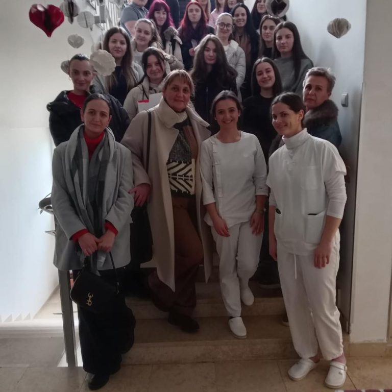 Dana 22. prosinca 2025.g. u posjet korisnicima Doma za starije i osobe Ličko – senjske županije u Gospiću došli su su učenici 3m i 5m razreda Strukovne škole Gospić – medicinski smjer, zajedno sa svojim stručnim nastavnicama. Tom prilikom darovali su korisnike božićnim čestitkama, slatkišima, sokovima i voćem. Čestitke su učenici sami izradili. Zajedno sa korisnicima pjevali su božićne pjesme te im uljepšali predblagdansko vrijeme u Domu. Posjet je protekao u ugodnom druženju i radosti korisnika i učenika. Učenike i nastavnike pozdravio je i zahvalio im sanacijski upravitelj Darko Banić, upoznao ih sa radom Doma, te izradio nadu da će netko od njih u budućnosti raditi u Domu. Ovim putem, zahvaljujemo se učenicima i nastavnicama Strukovne škole Gospić na posjeti, suradnji te pažnji prema korisnicima Doma. [video width="848" height="480" mp4="https://dom-lickosenjska.hr/wp-content/uploads/2025/12/1000032883.mp4"][/video] [ngg src="galleries" ids="71" display="basic_thumbnail" thumbnail_crop="0"]