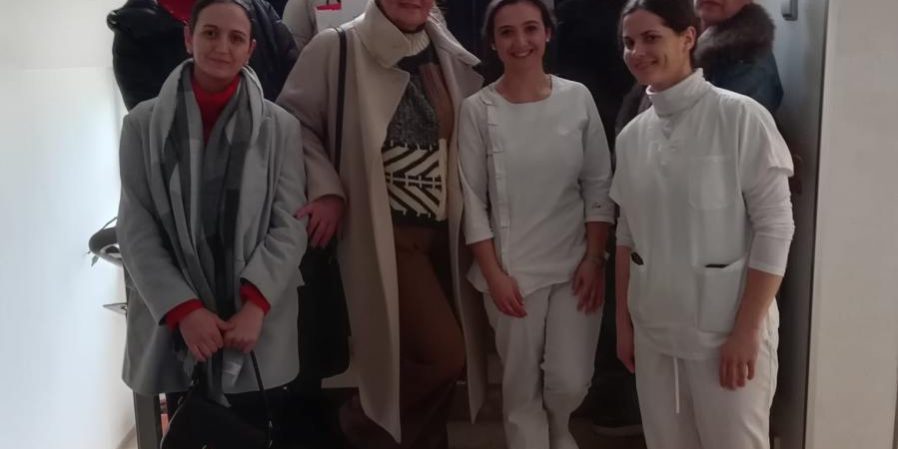 Dana 22. prosinca 2025.g. u posjet korisnicima Doma za starije i osobe Ličko – senjske županije u Gospiću došli su su učenici 3m i 5m razreda Strukovne škole Gospić – medicinski smjer, zajedno sa svojim stručnim nastavnicama. Tom prilikom darovali su korisnike božićnim čestitkama, slatkišima, sokovima i voćem. Čestitke su učenici sami izradili. Zajedno sa korisnicima pjevali su božićne pjesme te im uljepšali predblagdansko vrijeme u Domu. Posjet je protekao u ugodnom druženju i radosti korisnika i učenika. Učenike i nastavnike pozdravio je i zahvalio im sanacijski upravitelj Darko Banić, upoznao ih sa radom Doma, te izradio nadu da će netko od njih u budućnosti raditi u Domu. Ovim putem, zahvaljujemo se učenicima i nastavnicama Strukovne škole Gospić na posjeti, suradnji te pažnji prema korisnicima Doma. [video width="848" height="480" mp4="https://dom-lickosenjska.hr/wp-content/uploads/2025/12/1000032883.mp4"][/video] [ngg src="galleries" ids="71" display="basic_thumbnail" thumbnail_crop="0"]