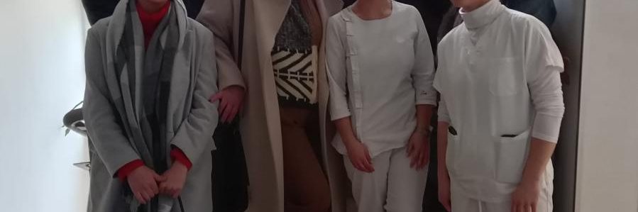 Dana 22. prosinca 2025.g. u posjet korisnicima Doma za starije i osobe Ličko – senjske županije u Gospiću došli su su učenici 3m i 5m razreda Strukovne škole Gospić – medicinski smjer, zajedno sa svojim stručnim nastavnicama. Tom prilikom darovali su korisnike božićnim čestitkama, slatkišima, sokovima i voćem. Čestitke su učenici sami izradili. Zajedno sa korisnicima pjevali su božićne pjesme te im uljepšali predblagdansko vrijeme u Domu. Posjet je protekao u ugodnom druženju i radosti korisnika i učenika. Učenike i nastavnike pozdravio je i zahvalio im sanacijski upravitelj Darko Banić, upoznao ih sa radom Doma, te izradio nadu da će netko od njih u budućnosti raditi u Domu. Ovim putem, zahvaljujemo se učenicima i nastavnicama Strukovne škole Gospić na posjeti, suradnji te pažnji prema korisnicima Doma. [video width="848" height="480" mp4="https://dom-lickosenjska.hr/wp-content/uploads/2025/12/1000032883.mp4"][/video] [ngg src="galleries" ids="71" display="basic_thumbnail" thumbnail_crop="0"]