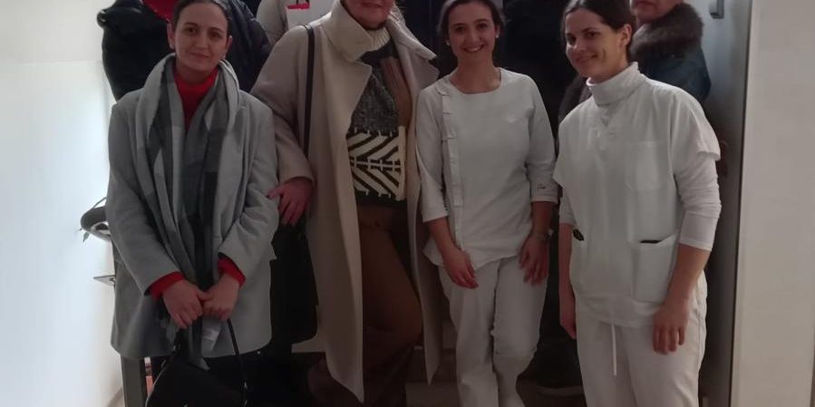 Dana 22. prosinca 2025.g. u posjet korisnicima Doma za starije i osobe Ličko – senjske županije u Gospiću došli su su učenici 3m i 5m razreda Strukovne škole Gospić – medicinski smjer, zajedno sa svojim stručnim nastavnicama. Tom prilikom darovali su korisnike božićnim čestitkama, slatkišima, sokovima i voćem. Čestitke su učenici sami izradili. Zajedno sa korisnicima pjevali su božićne pjesme te im uljepšali predblagdansko vrijeme u Domu. Posjet je protekao u ugodnom druženju i radosti korisnika i učenika. Učenike i nastavnike pozdravio je i zahvalio im sanacijski upravitelj Darko Banić, upoznao ih sa radom Doma, te izradio nadu da će netko od njih u budućnosti raditi u Domu. Ovim putem, zahvaljujemo se učenicima i nastavnicama Strukovne škole Gospić na posjeti, suradnji te pažnji prema korisnicima Doma. [video width="848" height="480" mp4="https://dom-lickosenjska.hr/wp-content/uploads/2025/12/1000032883.mp4"][/video] [ngg src="galleries" ids="71" display="basic_thumbnail" thumbnail_crop="0"]