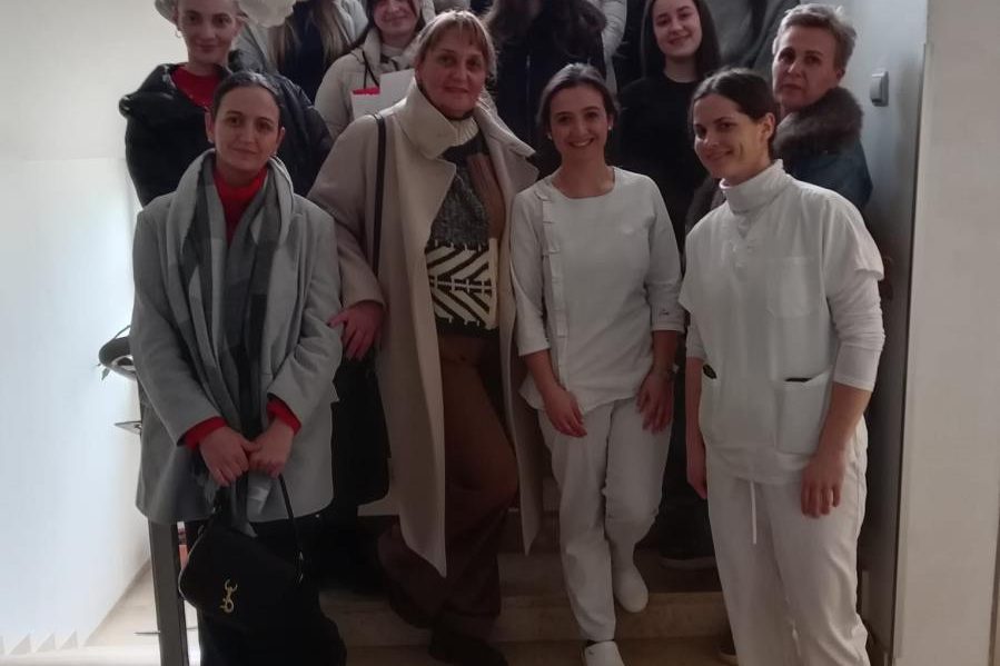 Dana 22. prosinca 2025.g. u posjet korisnicima Doma za starije i osobe Ličko – senjske županije u Gospiću došli su su učenici 3m i 5m razreda Strukovne škole Gospić – medicinski smjer, zajedno sa svojim stručnim nastavnicama. Tom prilikom darovali su korisnike božićnim čestitkama, slatkišima, sokovima i voćem. Čestitke su učenici sami izradili. Zajedno sa korisnicima pjevali su božićne pjesme te im uljepšali predblagdansko vrijeme u Domu. Posjet je protekao u ugodnom druženju i radosti korisnika i učenika. Učenike i nastavnike pozdravio je i zahvalio im sanacijski upravitelj Darko Banić, upoznao ih sa radom Doma, te izradio nadu da će netko od njih u budućnosti raditi u Domu. Ovim putem, zahvaljujemo se učenicima i nastavnicama Strukovne škole Gospić na posjeti, suradnji te pažnji prema korisnicima Doma. [video width="848" height="480" mp4="https://dom-lickosenjska.hr/wp-content/uploads/2025/12/1000032883.mp4"][/video] [ngg src="galleries" ids="71" display="basic_thumbnail" thumbnail_crop="0"]