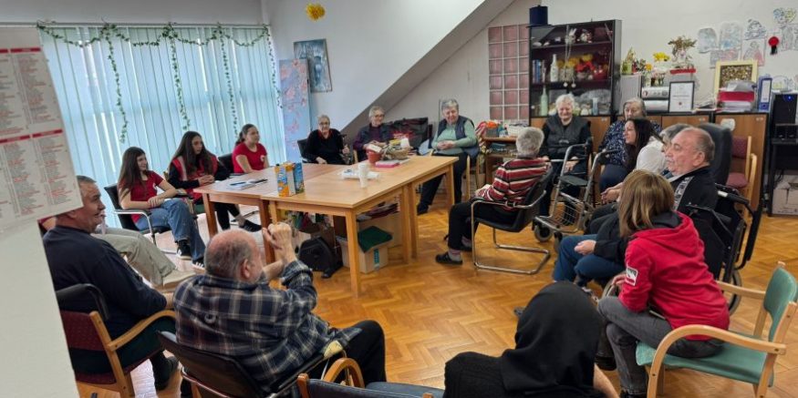 Volonteri Crvenog križa Gospić posjetili dom za starije